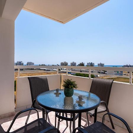 Sunny 2-Br Apartment In Mackenzie Ларнака Екстер'єр фото