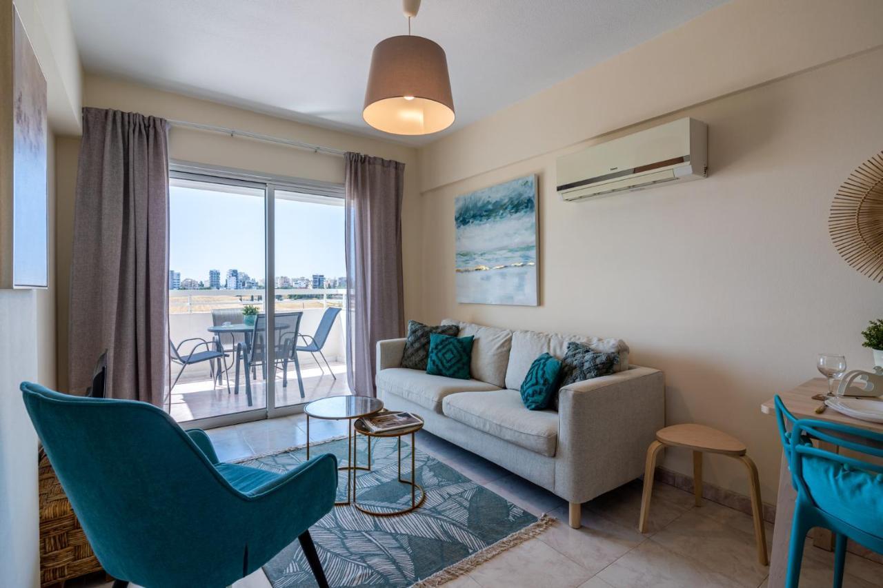 Sunny 2-Br Apartment In Mackenzie Ларнака Екстер'єр фото