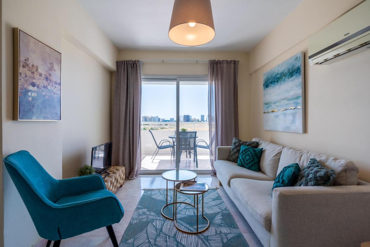 Sunny 2-Br Apartment In Mackenzie Ларнака Екстер'єр фото