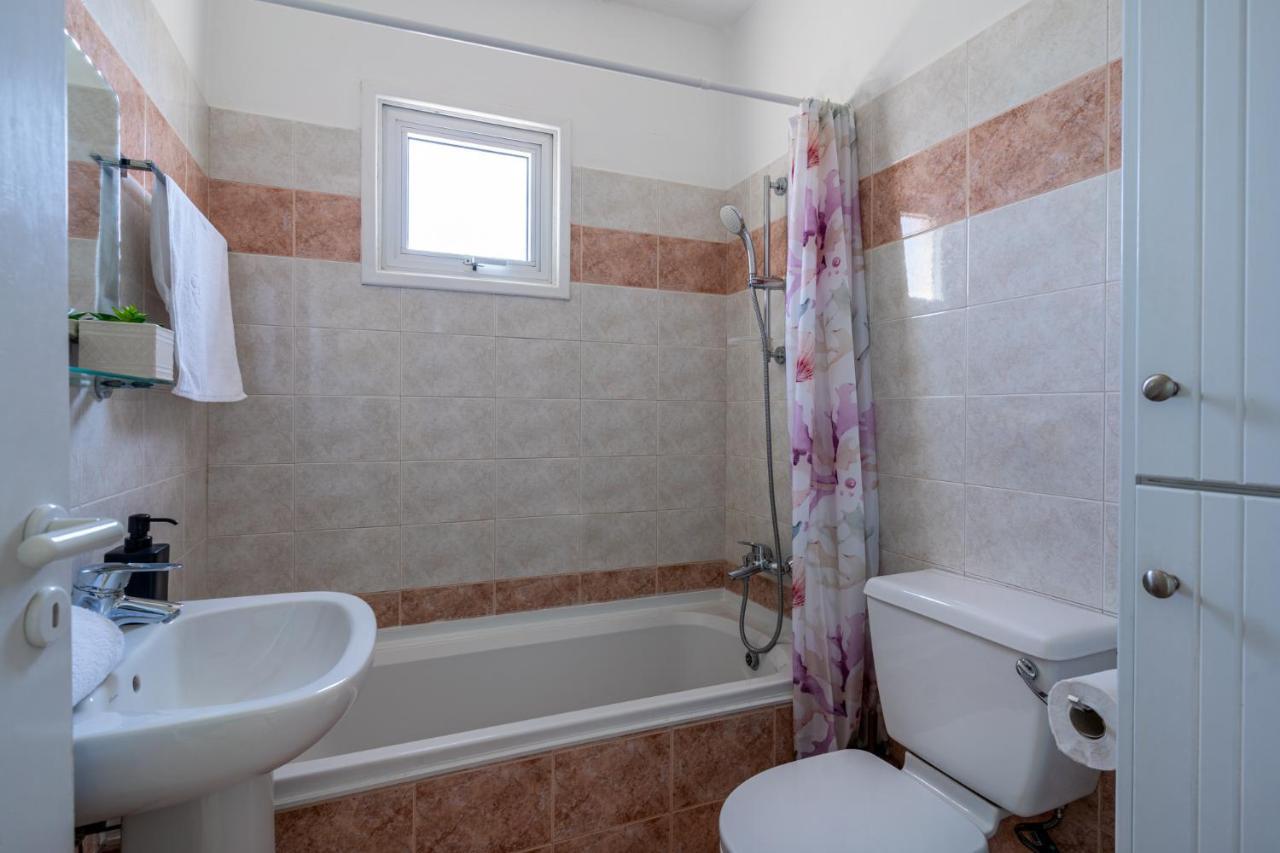 Sunny 2-Br Apartment In Mackenzie Ларнака Екстер'єр фото